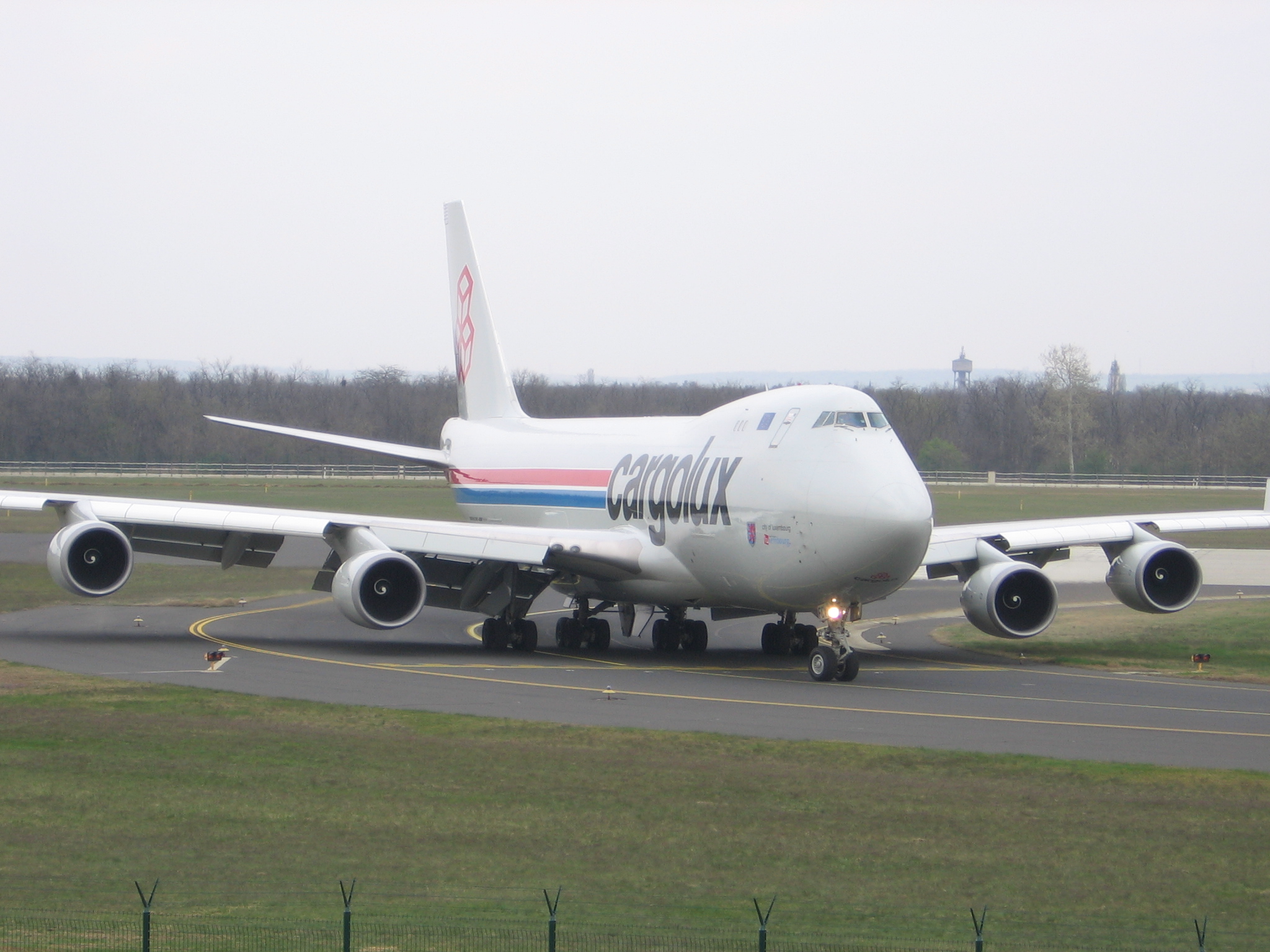 Cargolux (LX-FCV) elhagyja a 13R/31L plyt az R gurulton